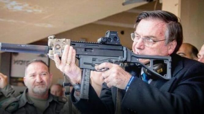 Bolsonaro impulsa las armas en Brasil