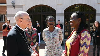 El prelado del Opus, Fernando Ocáriz, con unas mujeres