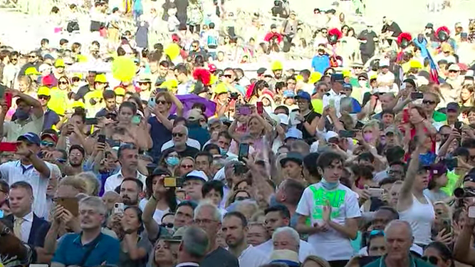 Decenas de miles de fieles en la plaza de San Pedro