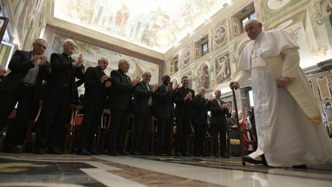 El Papa camina, apoyándose en un bastón