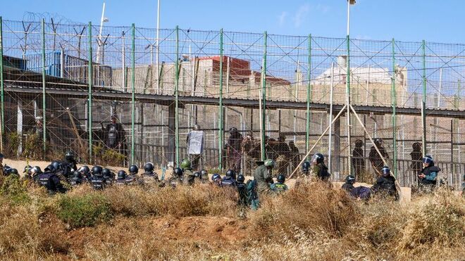 La policía marroquí devuelve a algunos migrantes que habían cruzado la valla