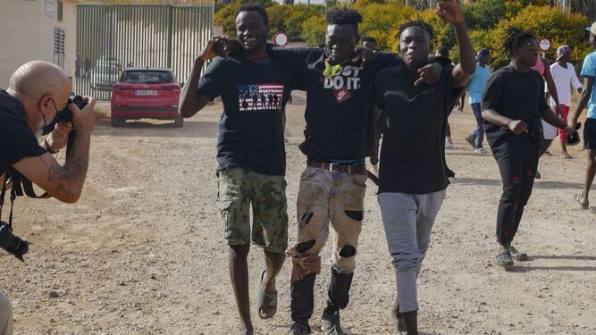 Tres inmigrantes que lograron cruzar la frontera con España