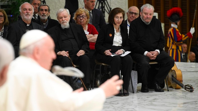 Los responsables del Camino observan al Papa Francisco