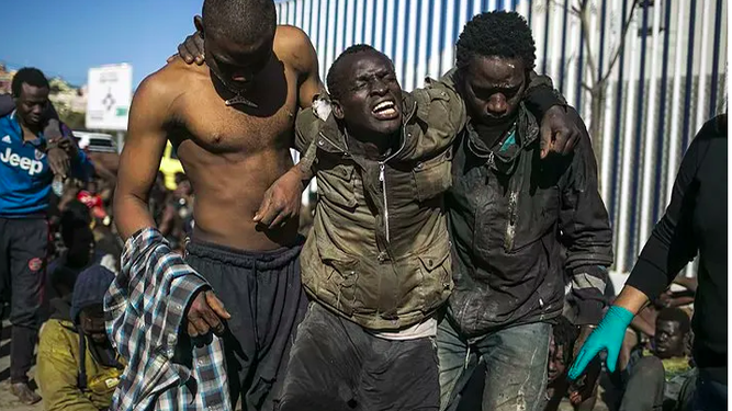 Algunos de los migrantes que lograron cruzar la valla de Melilla