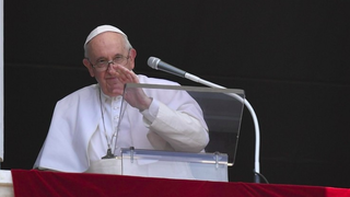El Papa saluda al término del Angelus