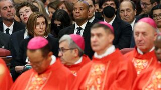 Nancy Pelosi, en San Pedro. A su lado, Luis Argüello