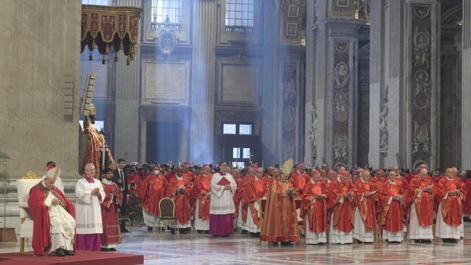 El Papa, delante de la estatua de Pedro, en la misa de entrega de los palios