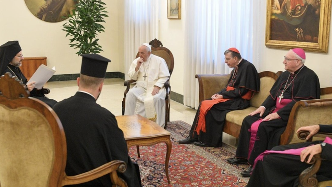 El Papa Francisco con la delegación enviada a Roma por Bartolomé