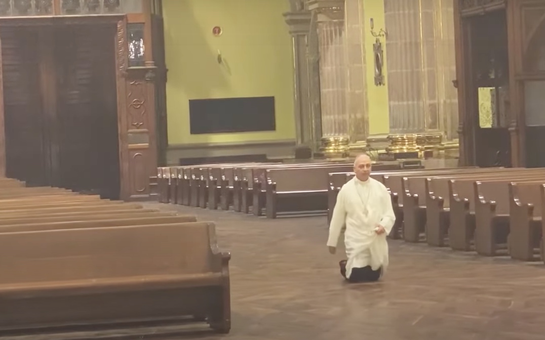 Nuevo Arzobispo se “despide” de Virgen de San Juan peregrinando de rodillas en su santuario