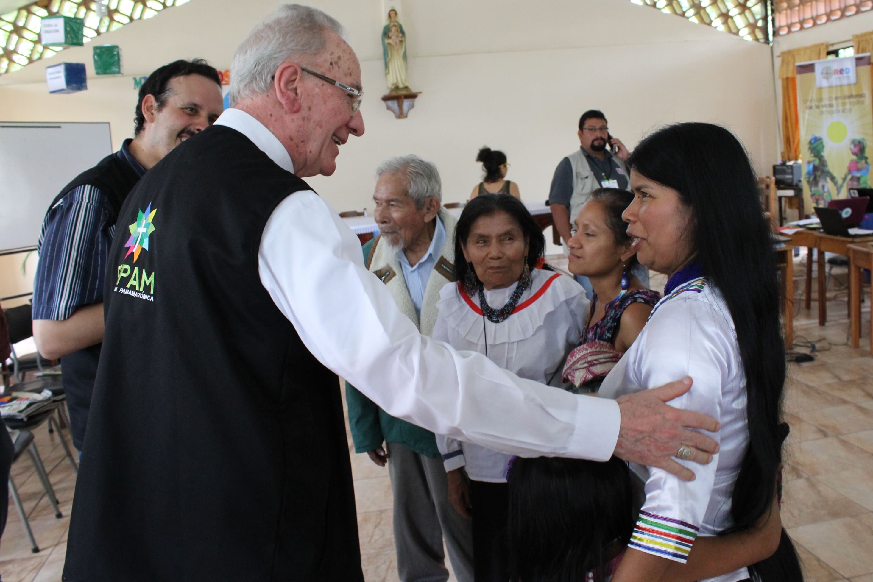 Dom Cláudio y Patricia Gualinga