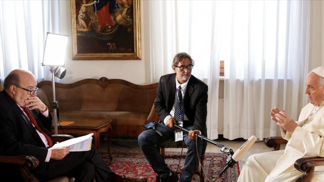 Francisco con el periodista de Reuters, Phil Pulella