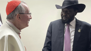 El cardenal Parolin con Salva Kiir