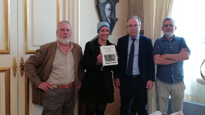 Libro de Eloy entregado al alcalde Bugallo