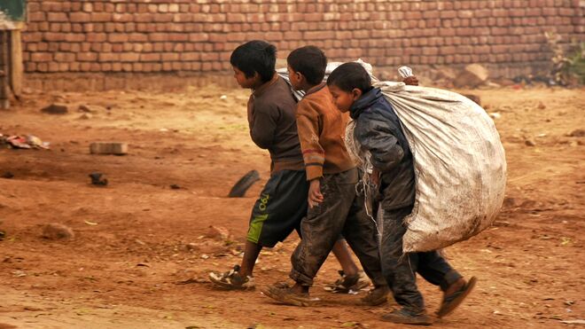 Niños pobres, sin infancia ni derechos/Foto: Dulana Kodithuwakku