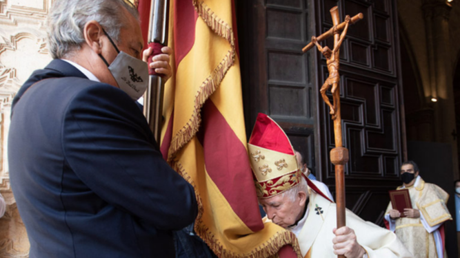 Cardenal Cañizares besando la Senyera