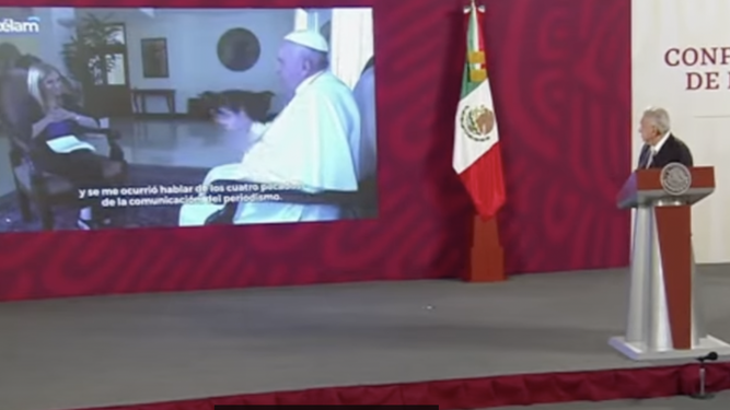 López Obrador visiona el video de Francisco