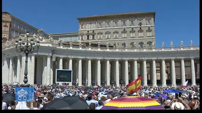 La multitud espera la salida del Papa a la ventana del Palacio Apostólico