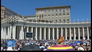 La multitud espera la salida del Papa a la ventana del Palacio Apostólico