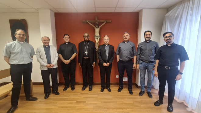 El cardenal Onaiyekan, con el obispo Fernando Valera y miembros de la curia diocesana