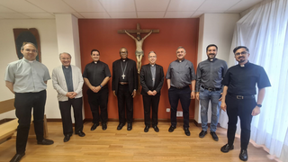 El cardenal Onaiyekan, con el obispo Fernando Valera y miembros de la curia diocesana