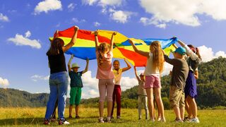 Niños y niñas jugando/Foto: Artam Kimaz