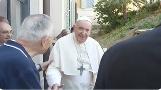 Francisco sale de la Curia de los jesuitas en Roma