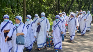Las dieciocho religiosas abandonando Nicaragua