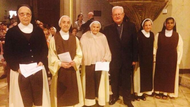 El entonces obispo de Mallorca, Javier Salinas, con las monjas jerónimas