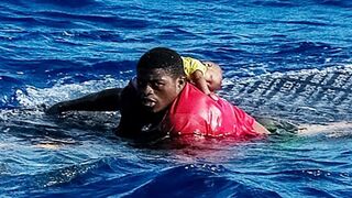 El joven con el bebé a su espalda/Foto: Michael Buen