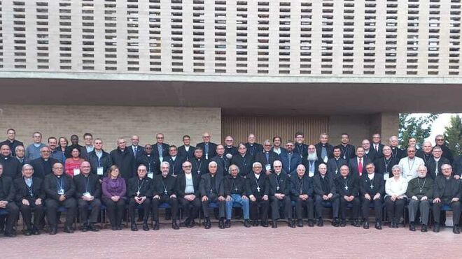 Foto de familia de los participantes en la Asamblea extraordinaria