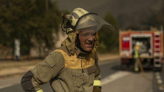 Un bombero en uno de los incendios