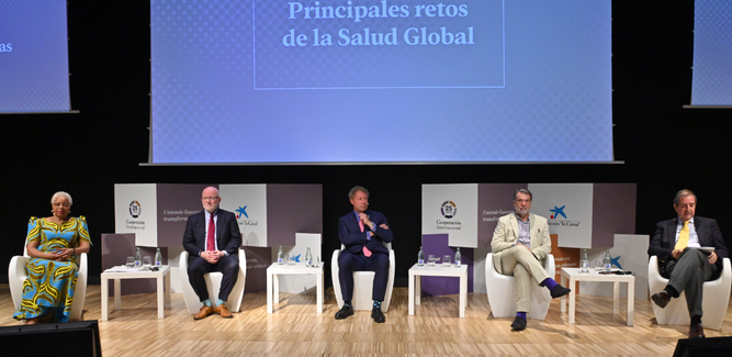 De izquierda a derecha: Graça Machel, Chris Elias, Seth Berkley, Pedro Alonso y Jaime Sepúlveda.