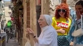 La religiosa que paró el beso lésbico