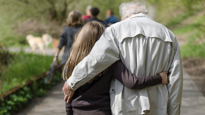 Abuelo con nieta