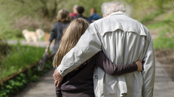 Abuelo con nieta