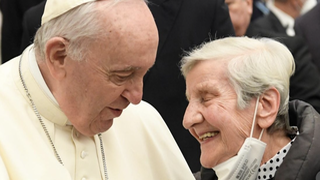 Papa con anciana