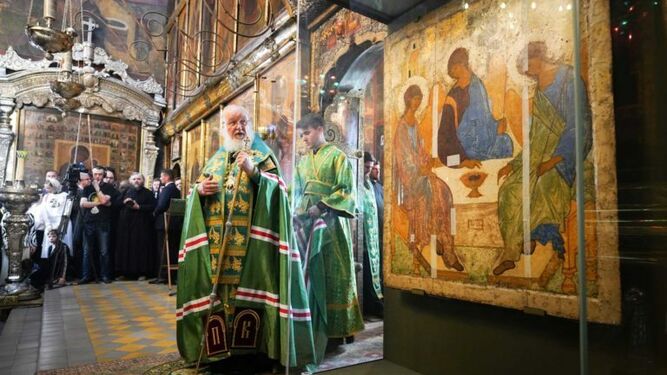 Kirill, con el icono de la Santísima Trinidad