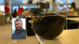 El casco de David Beriain, con el Papa