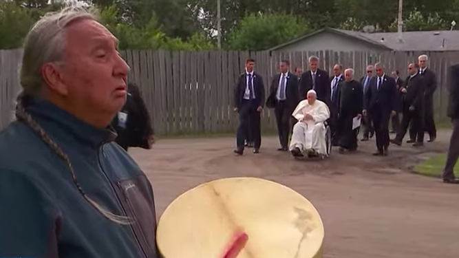 El Papa, entrando a su encuentro con las comunidades indígenas