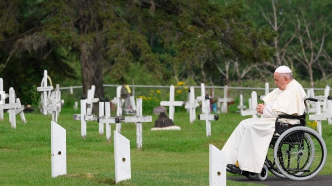 Francisco reza en el cementerio de los pueblos originarios