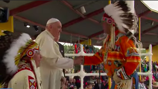 Francisco saluda a uno de los líderes indígenas canadienses