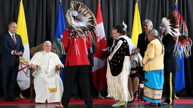 El Papa, con miembros de las Primeras Naciones Inuit y Métis, en Canadá