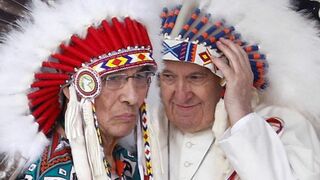 El abrazo del perdón y el papa con penacho