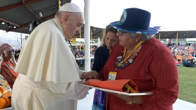 ...y el Papa devolvió los mocasines