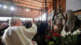 Francisco bendijo una escultura de la Virgen Desatanudos para los indígenas