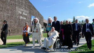 Francisco, en el lago de Santa Ana