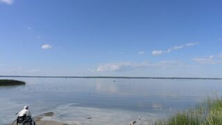 La soledad del Papa en el lago de Santa Ana