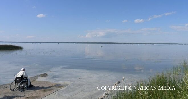 La soledad del Papa en el lago de Santa Ana