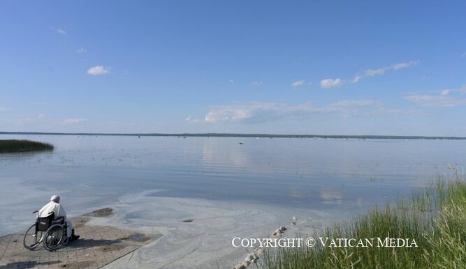 La soledad del Papa en el lago de Santa Ana