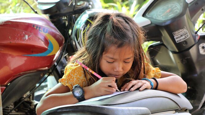 Una niña estudia en Camboya